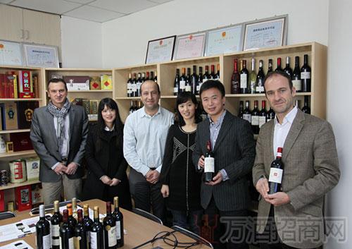 华夏大地酒业领导和国际友人洽谈红酒
