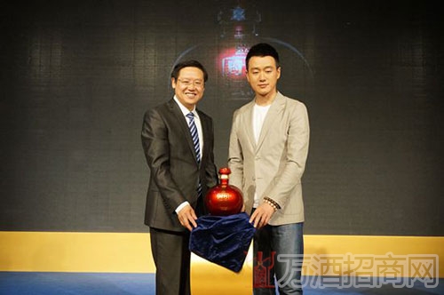 华泽集团董事长吴向东和珍酒代言人佟大为发布珍酒2009封坛酒