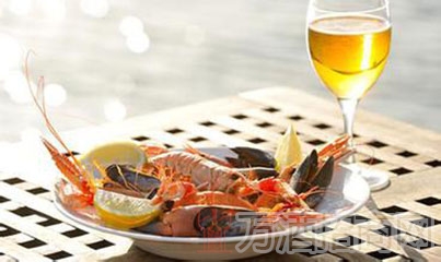 喝啤酒吃海鲜易患痛风病