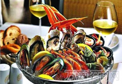喝啤酒吃海鲜