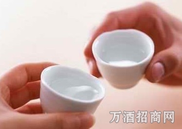 吃狗肉时宜喝白酒