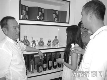 市民争相品鉴沉香酒