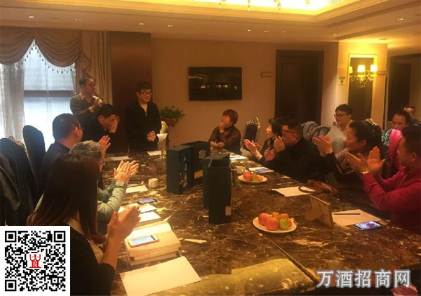 周国平在活动现场为局友们分享哲学与酒