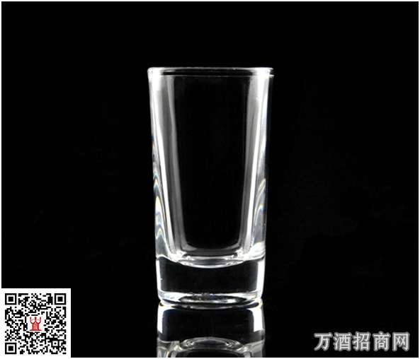  烈酒杯的材质、容量：