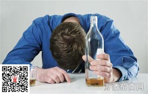白酒知识 醉酒者为何总是步履蹒跚？