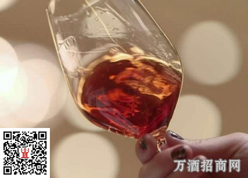 葡萄酒杯到底怎么拿？