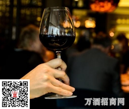 葡萄酒杯到底怎么拿？