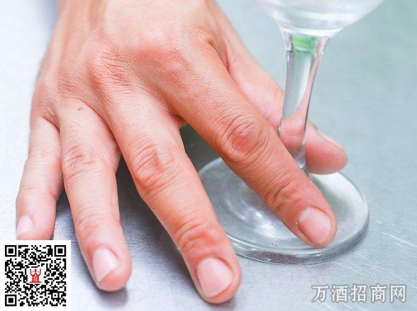葡萄酒杯到底怎么拿？