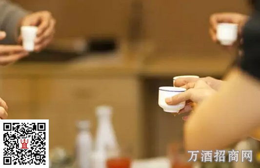 喝白酒时 关于酒杯有这些细节要把握